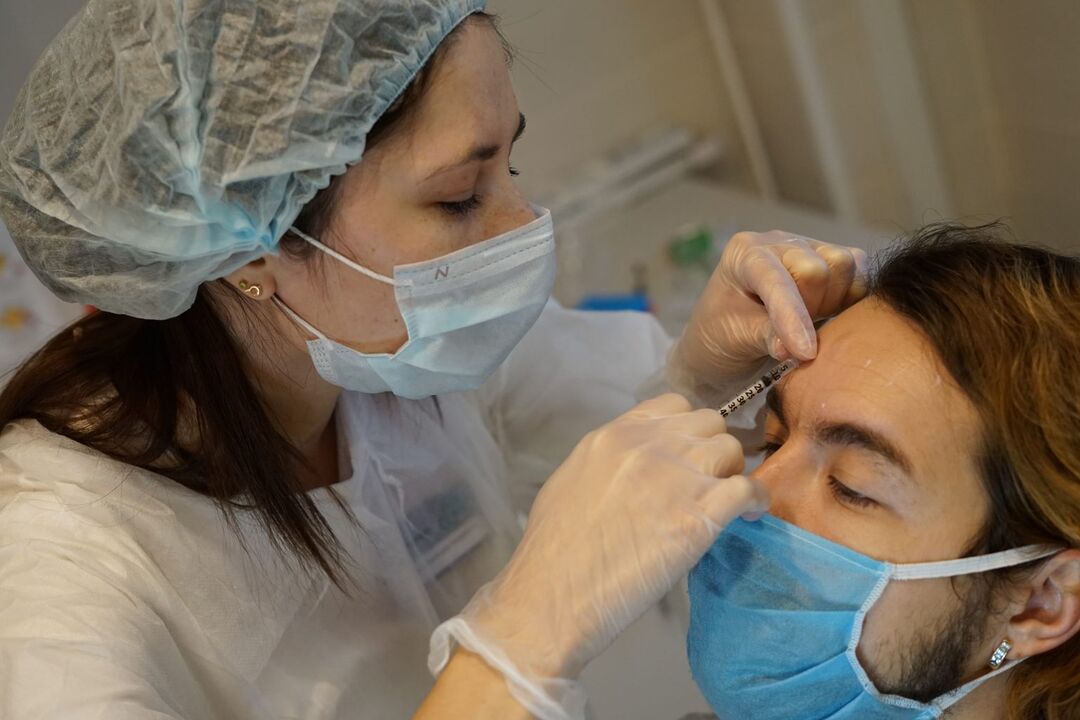 Injektionsverfahren mit Botulinumtherapie zur Verjüngung der Gesichtshaut