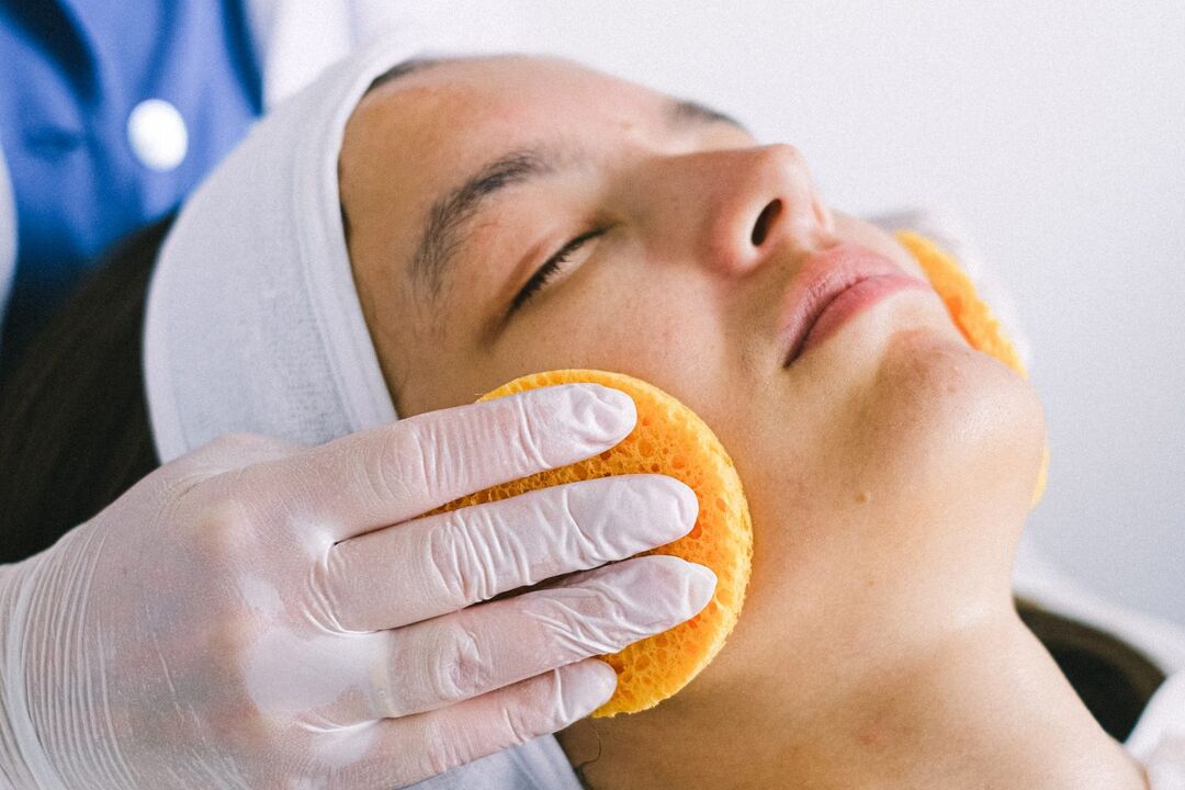 Tiefenreinigung der Gesichtshaut, ein notwendiges Verfahren ab dem 30. Lebensjahr. 
