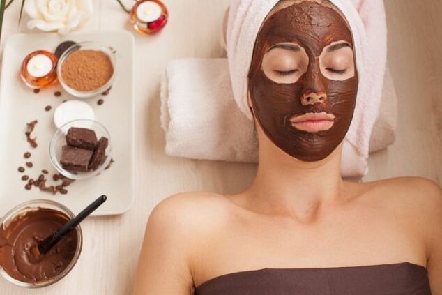 Dunkle Schokoladen-Gesichtsmaske für glatte und samtige Haut