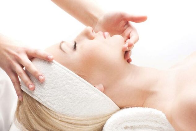 Massage ist eine wirksame Methode zur Verjüngung der Gesichtshaut. 