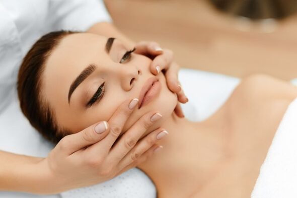 Die Plasma-Gesichtsverjüngung kann nach der Abheilung der Haut mit einer Massage kombiniert werden. 